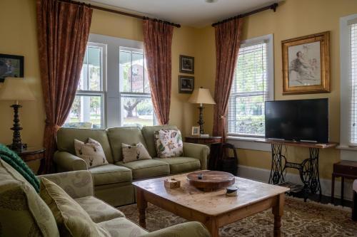 ein Wohnzimmer mit einem Sofa und einem Couchtisch in der Unterkunft Magnolia Court Suites in Beaufort