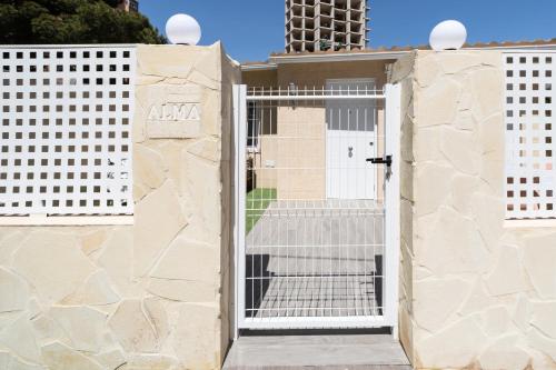 Apartamento ALMA con terreno privado y parking compartido - a 800m de Playa Poniente