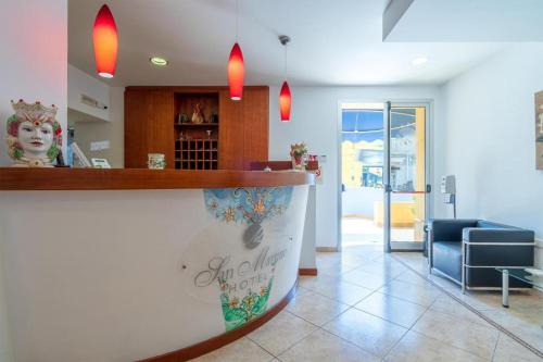 eine Lobby mit einer Bar und einem Wartezimmer in der Unterkunft Hotel San Martino in Cassibile