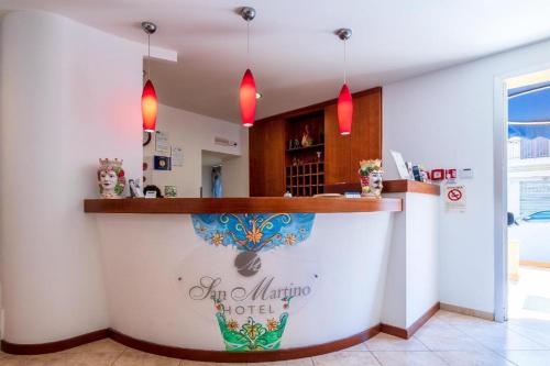 Hotel San Martino في كاسيبيلي: يوجد بار في المطبخ به أضواء حمراء