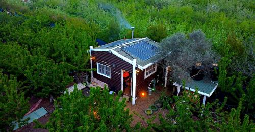 an overhead view of a house with a solar roof at Cantina Cabin's - Think Nature in Mas'ada