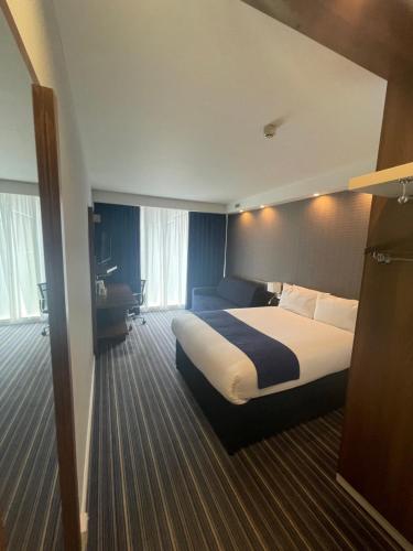Un pat sau paturi într-o cameră la Holiday Inn Express Manchester City Centre, an IHG Hotel