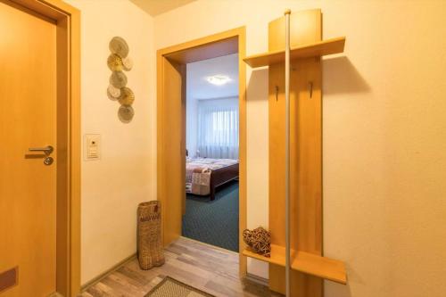 a hallway with a door leading to a bedroom at Haus der Gemütlichkeit in Konstanz