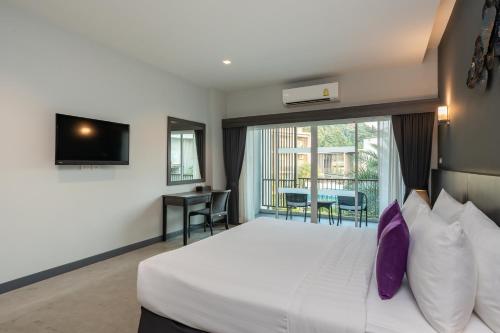 a hotel room with a bed and a balcony at Koh Chang Paradise Hill in Ko Chang
