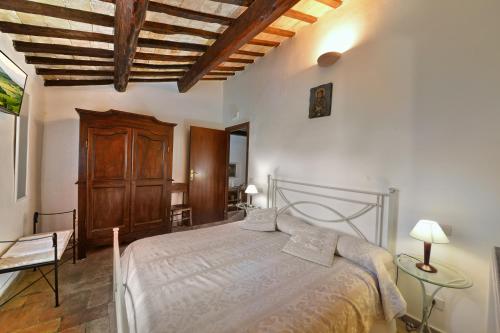 a bedroom with a bed and a wooden ceiling at Agriturismo Sasso Rosso in Capodacqua