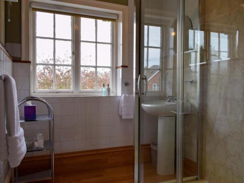 ein Bad mit einer Dusche und einem Waschbecken in der Unterkunft Elloe Lodge in Holbeach