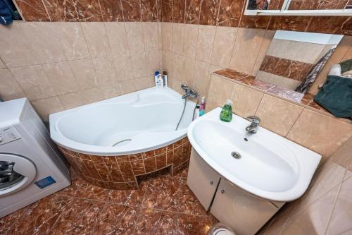 プラハにあるApartment Lublanska 48のバスルーム(バスタブ、洗面台、トイレ付)