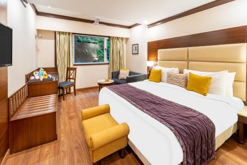 Postel nebo postele na pokoji v ubytování Madhuban Sarovar Portico Mussoorie