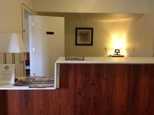 里奇克萊斯特的住宿－美國套房汽車旅館，一间设有台面的房间,桌子上放着一盏灯
