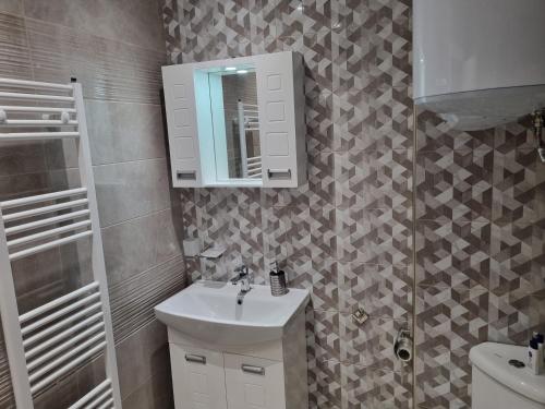 y baño con lavabo y espejo. en Dariq en Kazanlŭk
