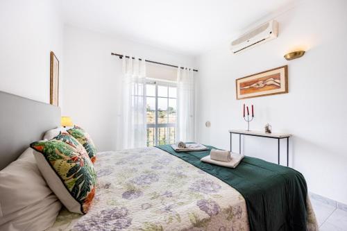 Giường trong phòng chung tại T2 Quinta da Caldeira by Seewest