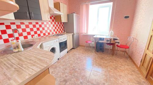cocina con fregadero y lavadora en Kryzhanivka en Kryzhanivka