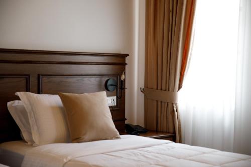 Ένα ή περισσότερα κρεβάτια σε δωμάτιο στο Rose Garden Hotel