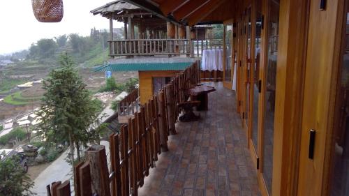 Μπαλκόνι ή βεράντα στο Hmong Wooden Home
