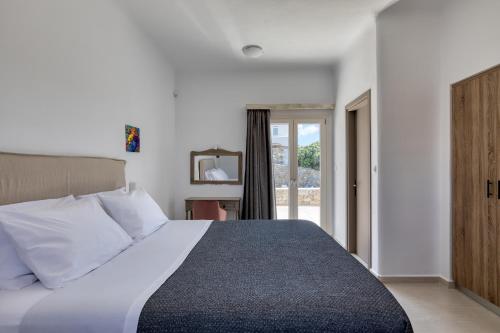 Un dormitorio con una cama grande y una ventana en Villa Cataleya 2 PRIVATE POOL, en Fanari