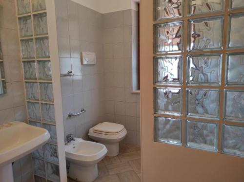 un piccolo bagno con servizi igienici e lavandino di Bellavista Apartments a Scopello