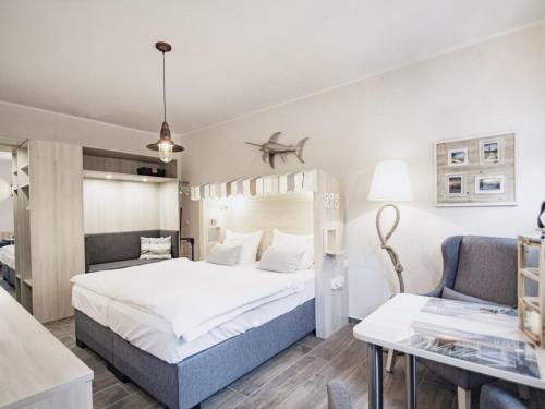 - une chambre avec un lit et un canapé dans l'établissement Ferienwohnung Strandkorb, à Dierhagen