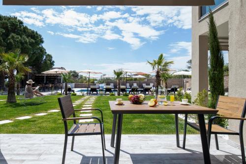 Κήπος έξω από το Villa Sara