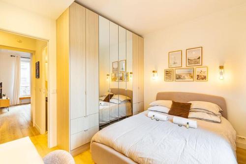 ein Schlafzimmer mit einem großen Bett in einem Zimmer in der Unterkunft GuestReady - Lovely urban retreat in the 17th Arr. in Paris