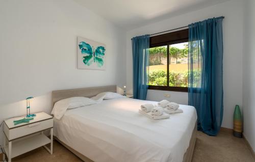 アルカイデサにある2149-Amazing groundfloor 3 bedrooms on golf, poolsのベッドルーム1室(ベッド1台、青いカーテン付きの窓付)