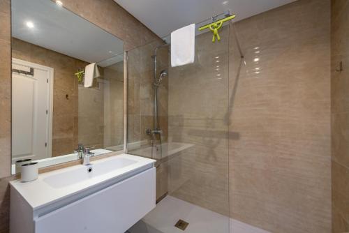 アルカイデサにある2149-Amazing groundfloor 3 bedrooms on golf, poolsのバスルーム(シンク、シャワー付)