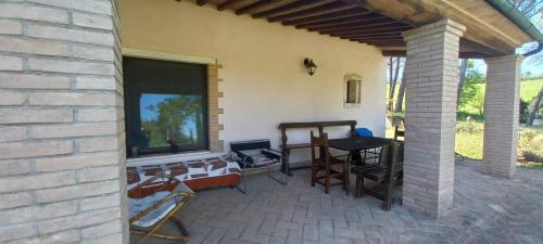 a patio of a house with a table and chairs at Casa indipendente in paese con giardino in Saturnia