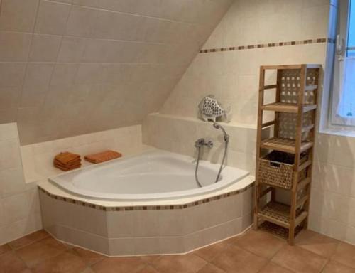 un bagno con grande vasca bianca di Ferienhaus Anja a Glowe