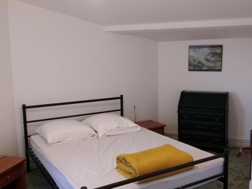 um quarto com uma cama com um cobertor amarelo em Villa confort, vue d'exeption, montagne, jardin em Crest