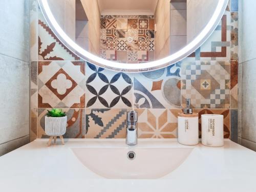 a bathroom with a sink and a mirror at CASA OFICINA - Praia & Centro (300m) - WiFi - AC in Carvoeiro