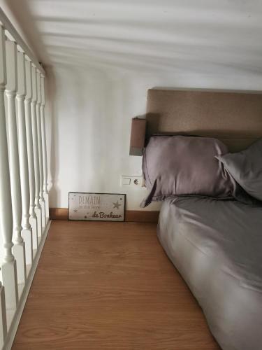 - une chambre avec un lit et une tête de lit dans l'établissement Appartement cosy centre de Nice, à Nice