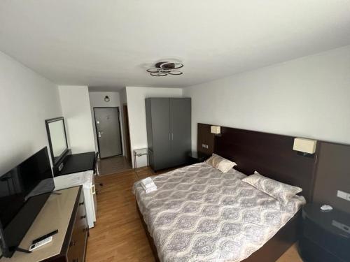 1 dormitorio con 1 cama y vestidor en Regim Hotelier Tecuci - Zona Industriala en Tecuci