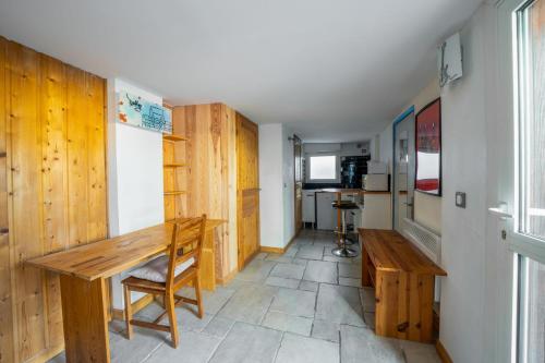 Habitación con escritorio de madera y mesa. en Charming Studio of 17 m with garden Montpellier, en Montpellier