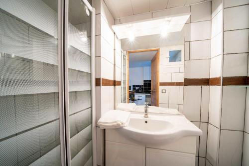 La salle de bains est pourvue d'un lavabo et d'un miroir. dans l'établissement Charming Studio of 17 m with garden Montpellier, à Montpellier
