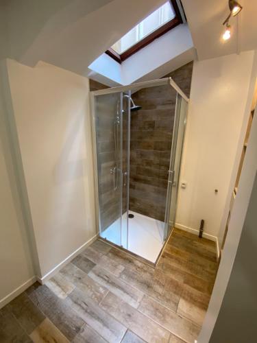 une salle de bain avec une douche avec une porte vitrée dans l'établissement CANNES RIVAGE bord de mer, à Cannes