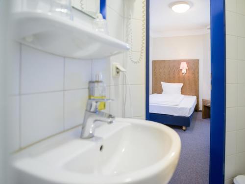 Postel nebo postele na pokoji v ubytování Hotel Königstein Kiel by Tulip Inn