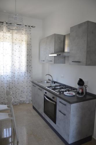 uma cozinha com um fogão e uma bancada em Sea la vie casa vacanza em Taranto