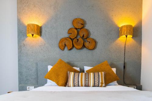 ein Schlafzimmer mit einem Bett mit zwei Lichtern an der Wand in der Unterkunft Marmaris Private Villa-Villa Lufu in Marmaris