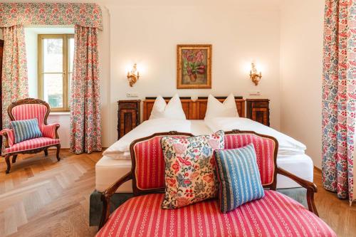 1 dormitorio con 2 camas y 2 sillas en Hotel-Gasthof Maria Plain en Bergheim