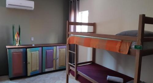 Våningssäng eller våningssängar i ett rum på Happy Paradise Hostel