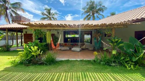 une terrasse d'une maison avec un jardin dans l'établissement Casa Boa onda - Icaraizinho, à Icaraí