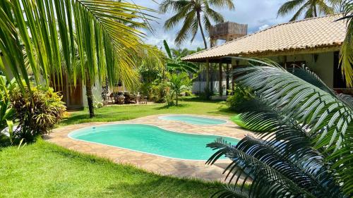 - une piscine dans la cour d'une maison dans l'établissement Casa Boa onda - Icaraizinho, à Icaraí