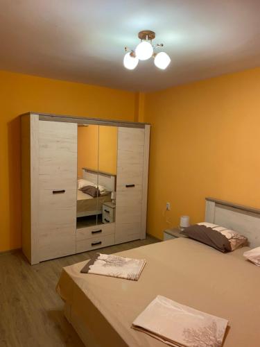 una camera con un grande armadio e un letto di Апартамент за гости ДИГЕНА a Kazanlŭk