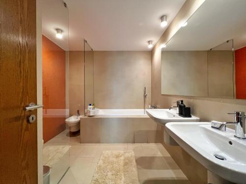Ένα μπάνιο στο Luxury beachfront apt - quite area, 100 sqm