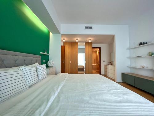 Ένα ή περισσότερα κρεβάτια σε δωμάτιο στο Luxury beachfront apt - quite area, 100 sqm