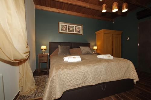 1 dormitorio con 1 cama con 2 almohadas en Boutique Villa Gyula en Gyula