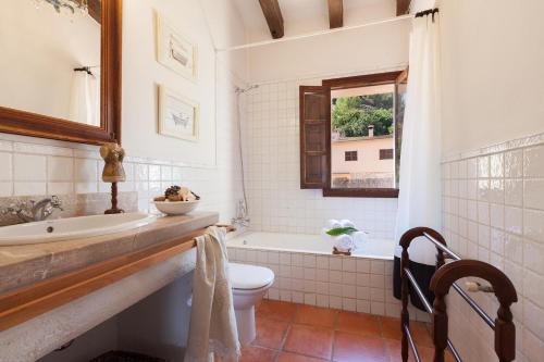 ein Badezimmer mit einer Badewanne, einem WC und einem Waschbecken in der Unterkunft Font in Mancor del Valle