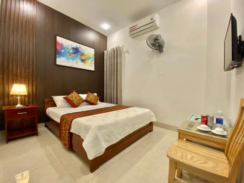 a hotel room with a bed and a fan at Hoàng Ngân Hotel Phú Yên in Liên Trì (3)
