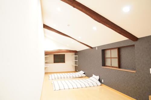 Una cama o camas en una habitación de Luxury Japanese Villa with Garden Near Kansai Airport & Premium Outlets 和風庭園豪邸