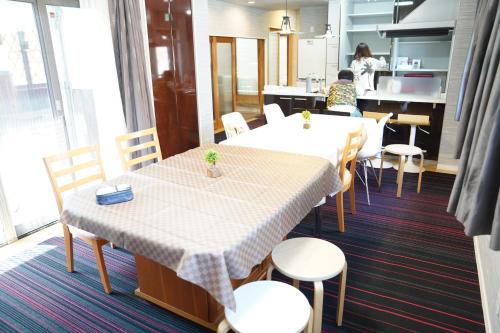Una cocina o cocineta en Luxury Japanese Villa with Garden Near Kansai Airport & Premium Outlets 和風庭園豪邸