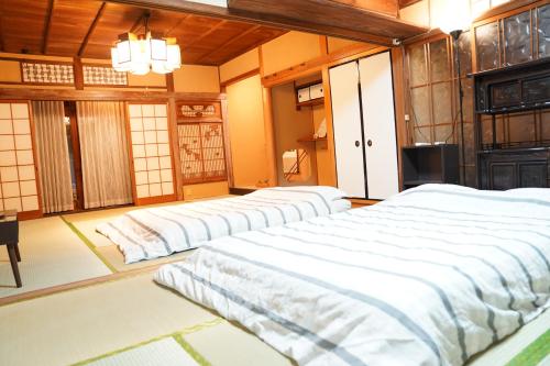 Voodi või voodid majutusasutuse Luxury Japanese Villa with Garden Near Kansai Airport & Premium Outlets 和風庭園豪邸 toas